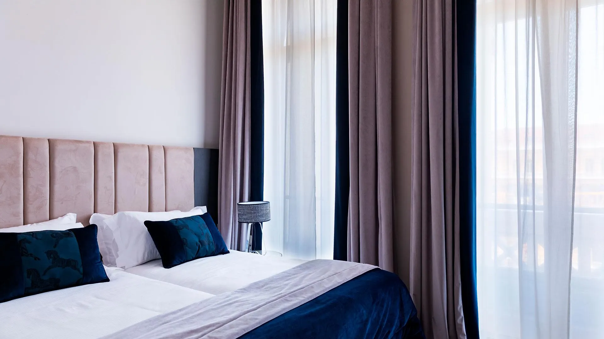 Amadomus Luxury Suites Νάπολη