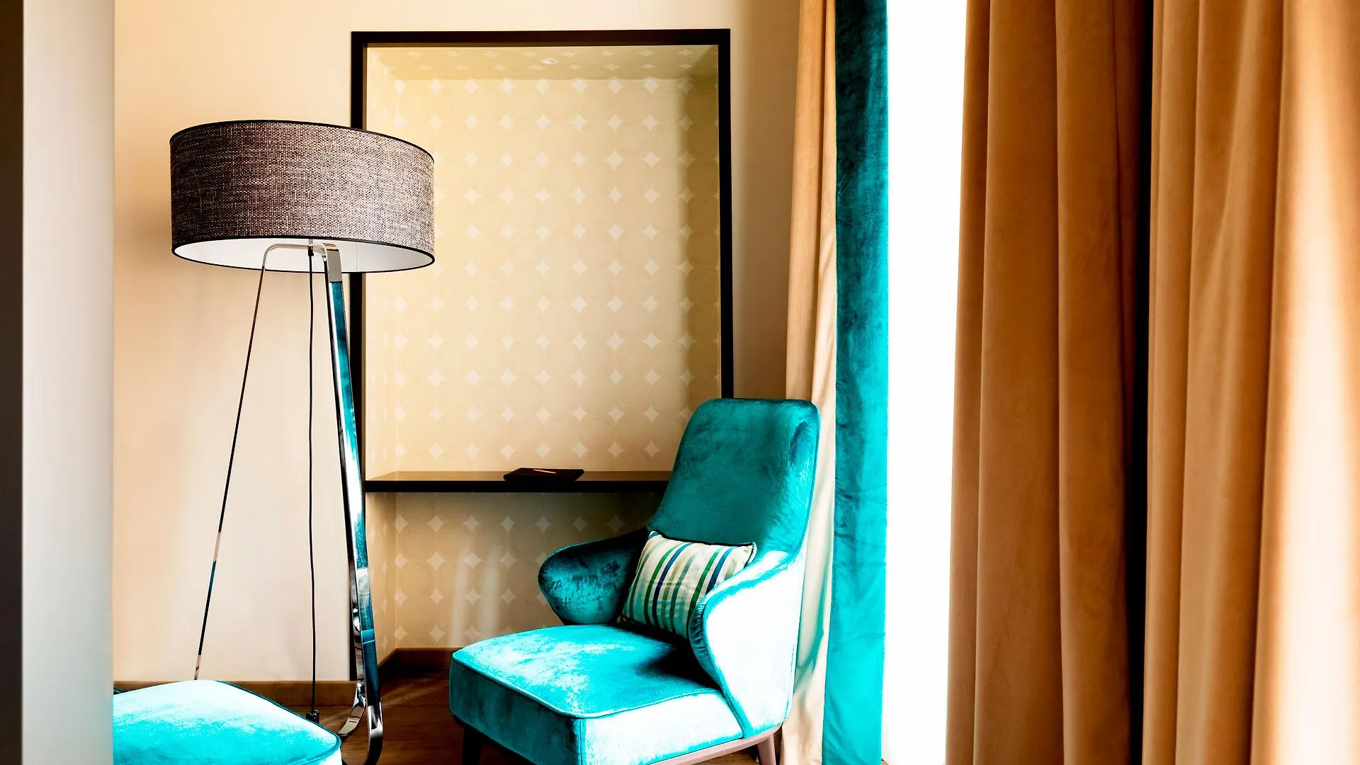 Amadomus Luxury Suites Νάπολη 4*,