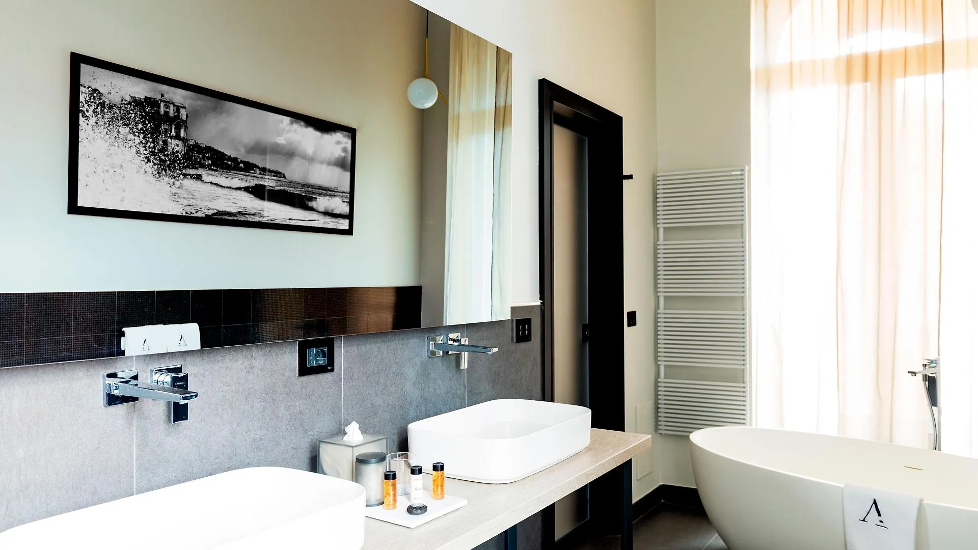 Amadomus Luxury Suites Νάπολη 4*,