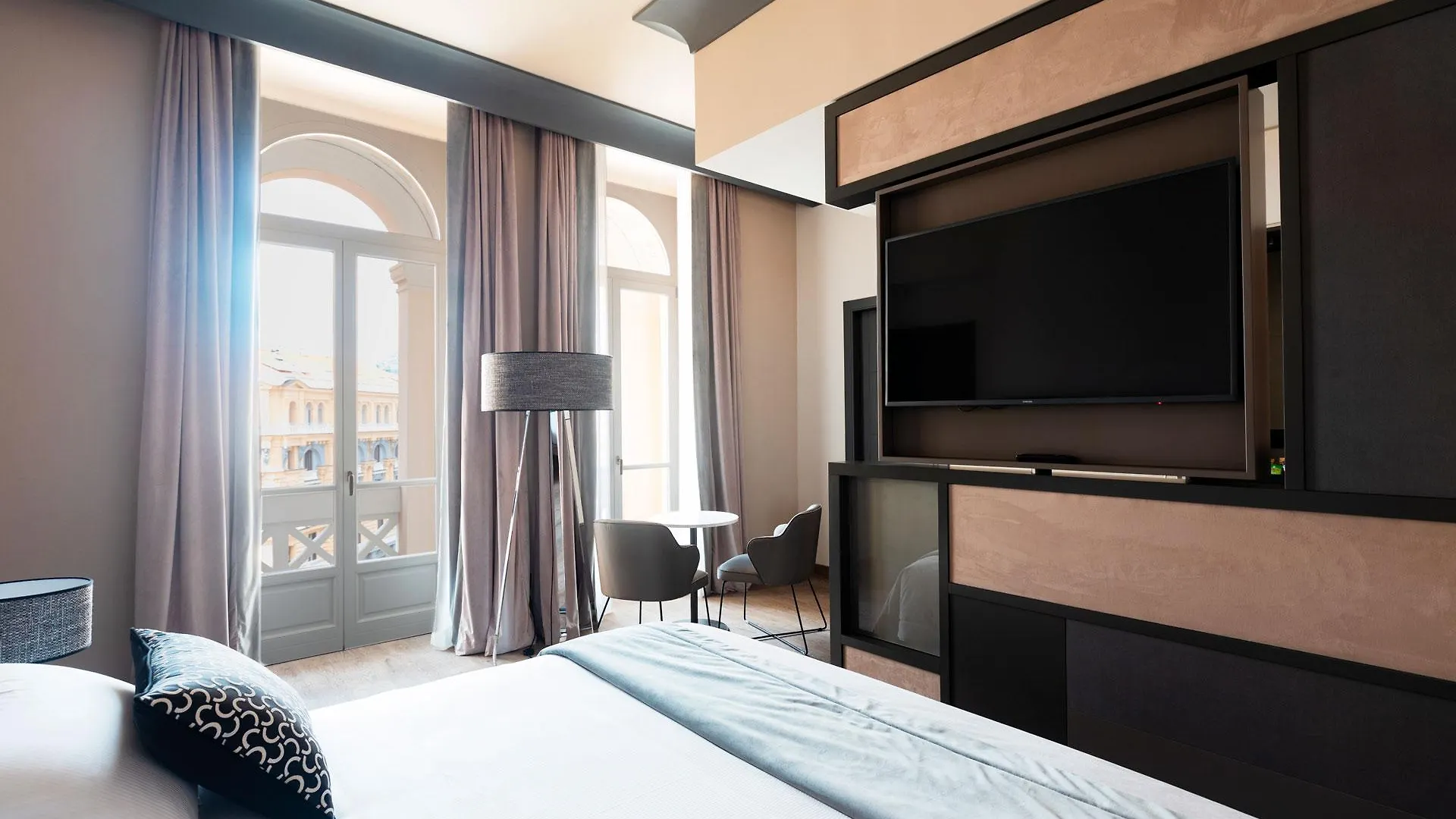 Amadomus Luxury Suites Νάπολη 4*,