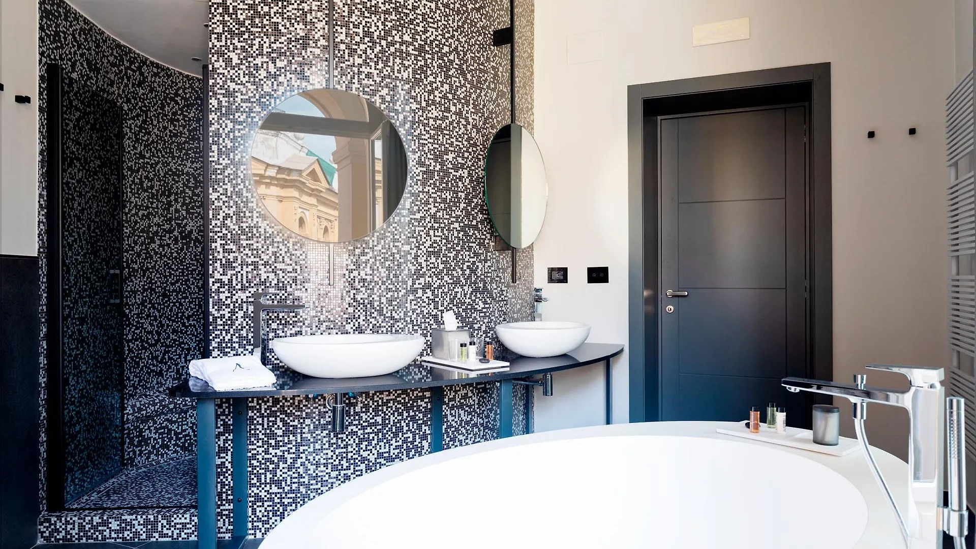 Amadomus Luxury Suites Νάπολη
