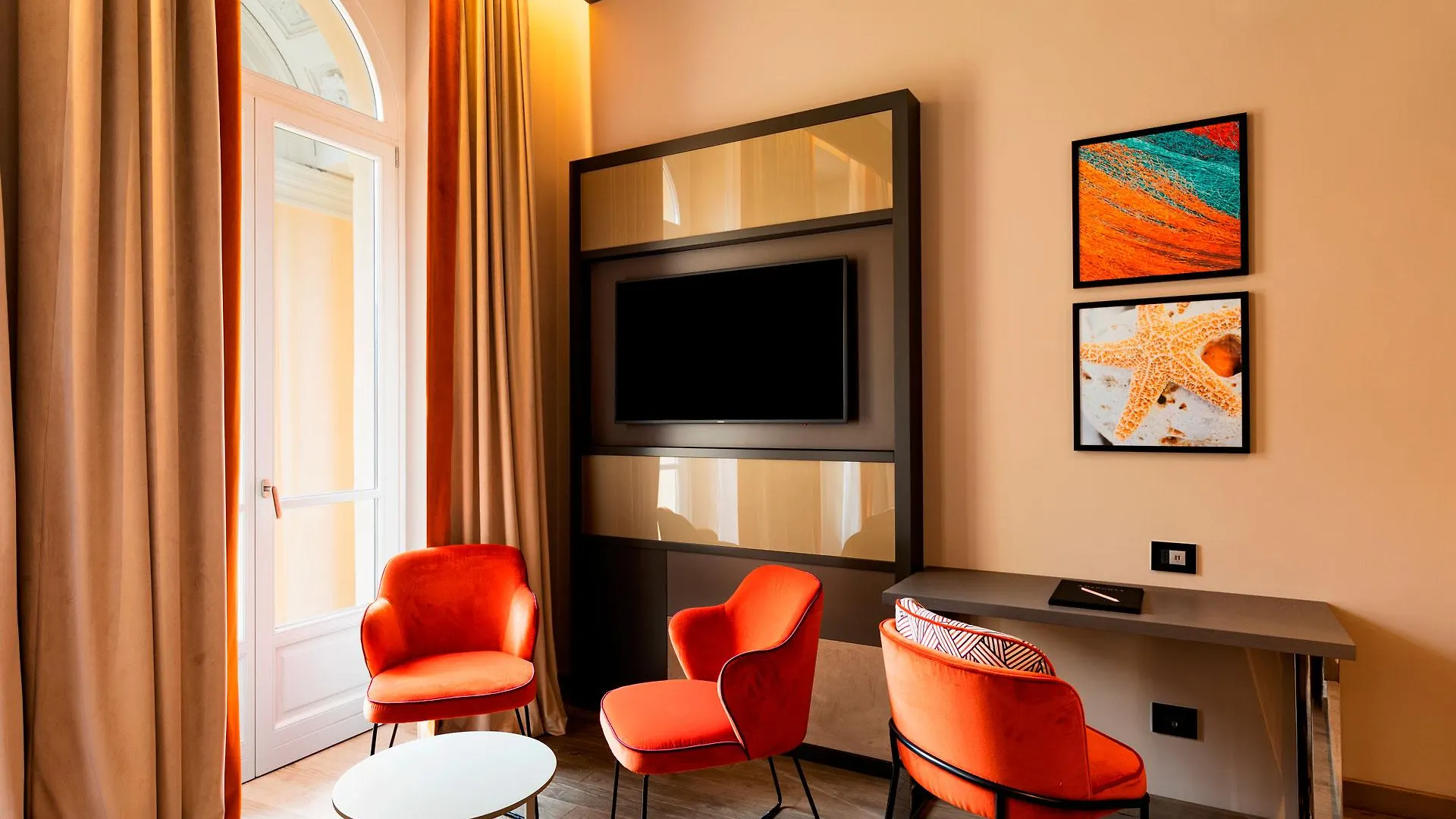 Amadomus Luxury Suites Νάπολη 4*,