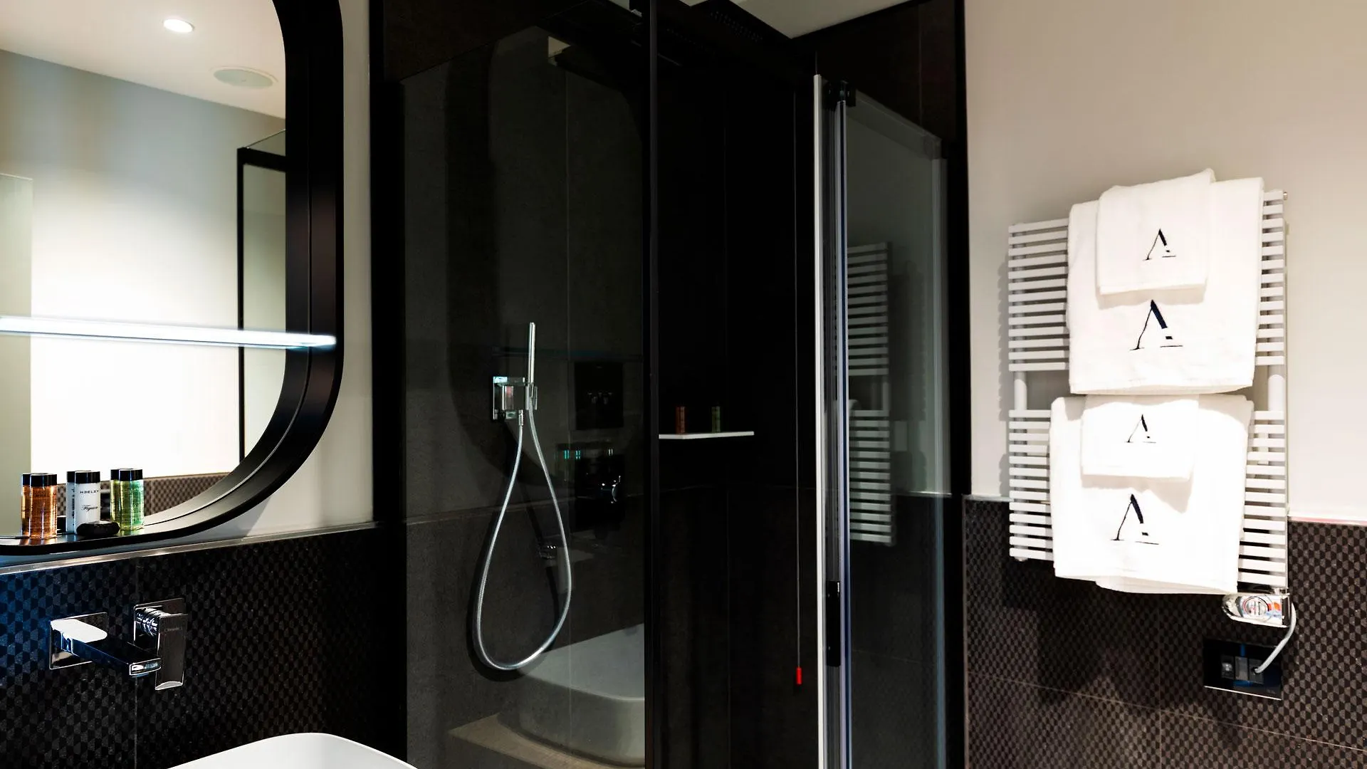 Ξενοδοχείο Amadomus Luxury Suites Νάπολη